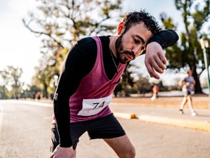 Leistungseinbrüche kennen sowohl Leistungs- als auch Breitensportler.