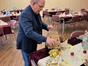 Weihnachtsfeier Obdachlose in Berlin Kladow mit Leser Joachim Weiß