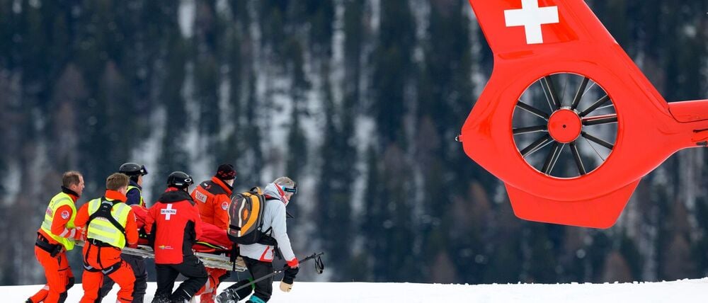 Michelle Gisin wird nach ihrem Sturz in St. Moritz zum Rettungshubschrauber gebracht.