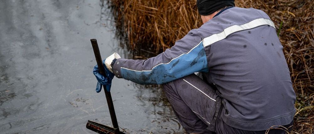 Nach dem Leck an einer Öl-Pipeline zwischen Rostock und Schwedt werden die Folgen geprüft.