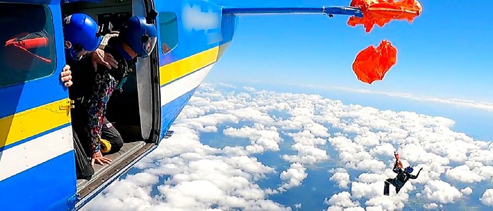 Dieses Standbild aus einem undatierten Video, das vom Australian Transport Safety Bureau am 11. Dezember 2025 zur Verfügung gestellt wurde, zeigt den Moment, in dem ein Fallschirmspringer in der Luft baumelte, nachdem sich sein Fallschirm am Heck des Flugzeugs verfangen hatte.