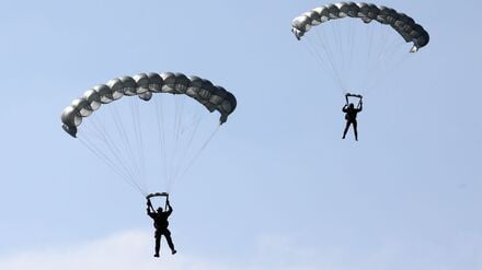 Schockierende Augenblicke erlebte eine Gruppe von Fallschirmspringern in Australien, doch am Ende ging alles glimpflich aus. (Symbolbild)