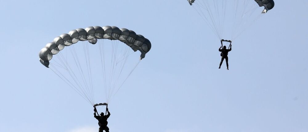 Schockierende Augenblicke erlebte eine Gruppe von Fallschirmspringern in Australien, doch am Ende ging alles glimpflich aus. (Symbolbild)