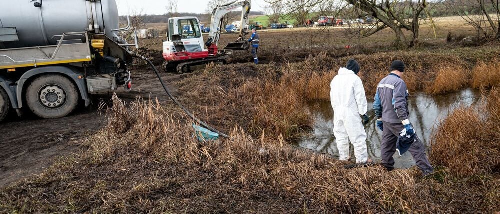 Man geht von wahrscheinlich 250.000 bis 350.000 Liter ausgetretenem Rohöl aus.