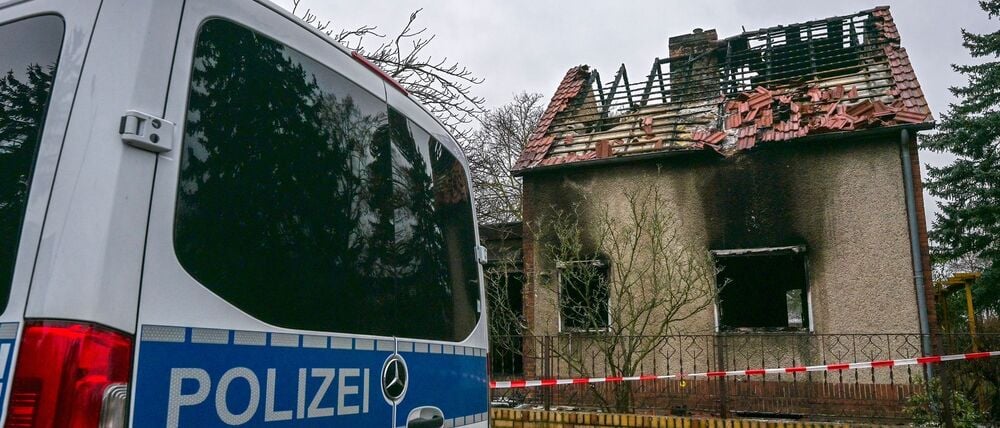 Nach einem Feuer mit einem toten Kind kann eine Familie erstmal bei einem Fußballverein wohnen.