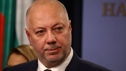 Der bulgarische Ministerpräsident Rosen Zhelyazkov spricht vor den Medien, bevor er den Rücktritt seiner Regierung bekannt gibt, in Sofia, Bulgarien, am 11. Dezember 2025.