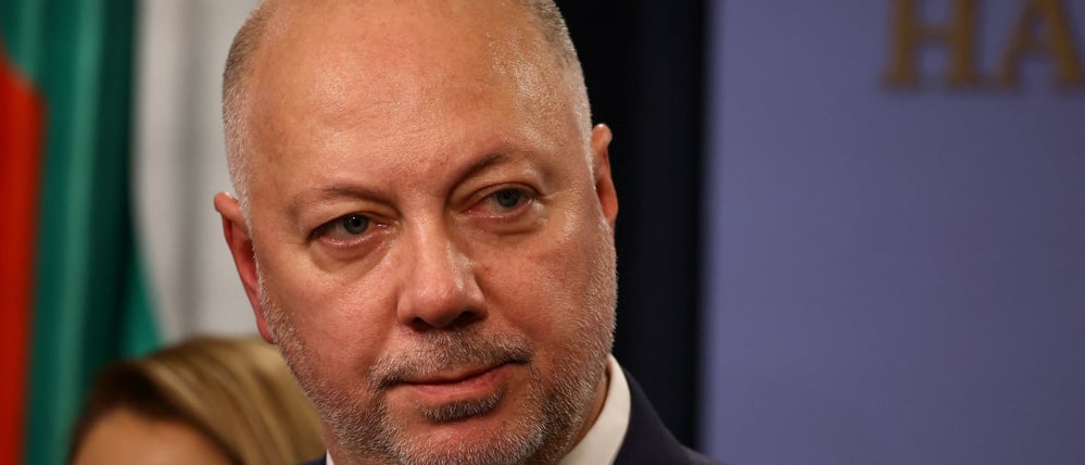 Der bulgarische Ministerpräsident Rosen Zhelyazkov spricht vor den Medien, bevor er den Rücktritt seiner Regierung bekannt gibt, in Sofia, Bulgarien, am 11. Dezember 2025.