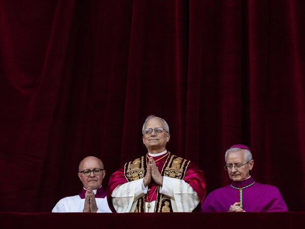 Der neu gewählte Papst Leo XIV. (M), der US-Amerikaner Robert Prevost, erscheint nach dem Konklave auf dem Balkon des Petersdoms im Vatikan. +++ dpa-Bildfunk +++