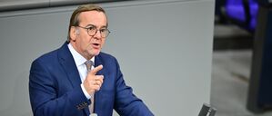 Boris Pistorius (SPD), Verteidigungsminister, spricht bei der Sitzung des Bundestags zur Modernisierung des Wehrdienstes.