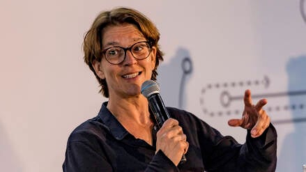 Tatjana Haenni gilt als Pionierin des Frauenfußballs. Ihre Berufserfahrung aus 30 Jahren möchte sie nun in der Bundesliga der Männer einbringen.