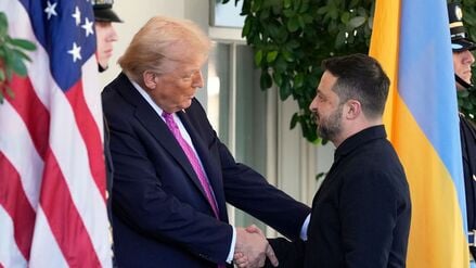 US-Präsident Donald Trump begrüßt den ukrainischen Präsidenten Wolodymyr Selenskyj vor dem Weißen Haus (Symbolbild).