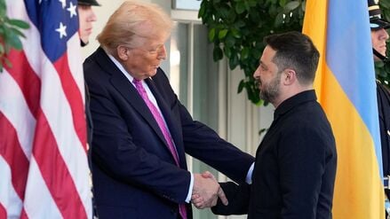 US-Präsident Donald Trump (l) und der ukrainische Präsident Wolodymyr Selenskyj vor dem Weißen Haus (Archivfoto).