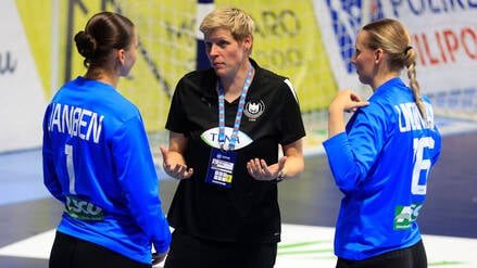 Clara Woltering (m.) im Gespräch mit zwei Nachwuchsspielerinnen.