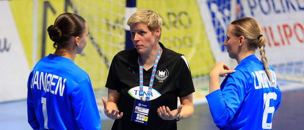 Clara Woltering (m.) im Gespräch mit zwei Nachwuchsspielerinnen.