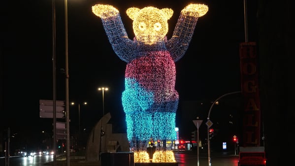 Der überdimensionale leuchtende Buddy Bär auf dem Rathenauplatz nahe dem Berliner Kurfürstendamm.