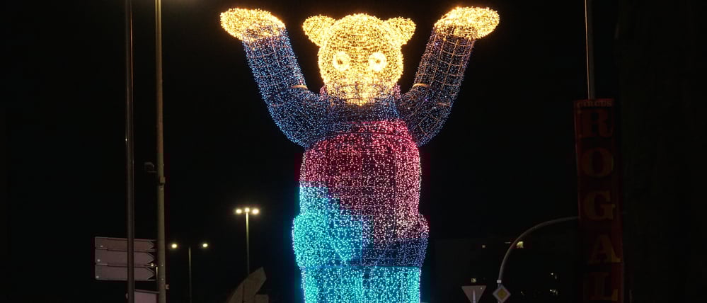 Der überdimensionale leuchtende Buddy Bär auf dem Rathenauplatz nahe dem Berliner Kurfürstendamm.
