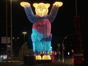Der überdimensionale leuchtende Buddy Bär auf dem Rathenauplatz nahe dem Berliner Kurfürstendamm.