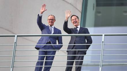 Winken vom Kanzlerbalkon: Nato-Generalsekretär Mark Rutte war am Donnerstag bei Friedrich Merz zu Gast.