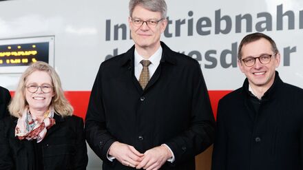 Bundesverkehrsminister Patrick Schnieder (CDU, Mitte) nahm heute an einer Sonderfahrt auf einem neuen Abschnitt der Dresdner Bahn teil. Mit dabei waren auch Berlins Verkehrssenatorin Ute Bonde (CDU) und der Chef der DB-InfraGo, Philipp Nagl.