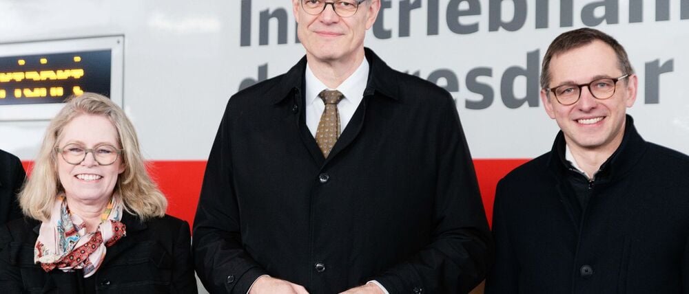 Bundesverkehrsminister Patrick Schnieder (CDU, Mitte) nahm heute an einer Sonderfahrt auf einem neuen Abschnitt der Dresdner Bahn teil. Mit dabei waren auch Berlins Verkehrssenatorin Ute Bonde (CDU) und der Chef der DB-InfraGo, Philipp Nagl.