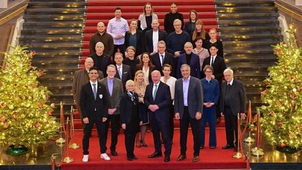 Das fast vollständige Kuratorium im Roten Rathaus.