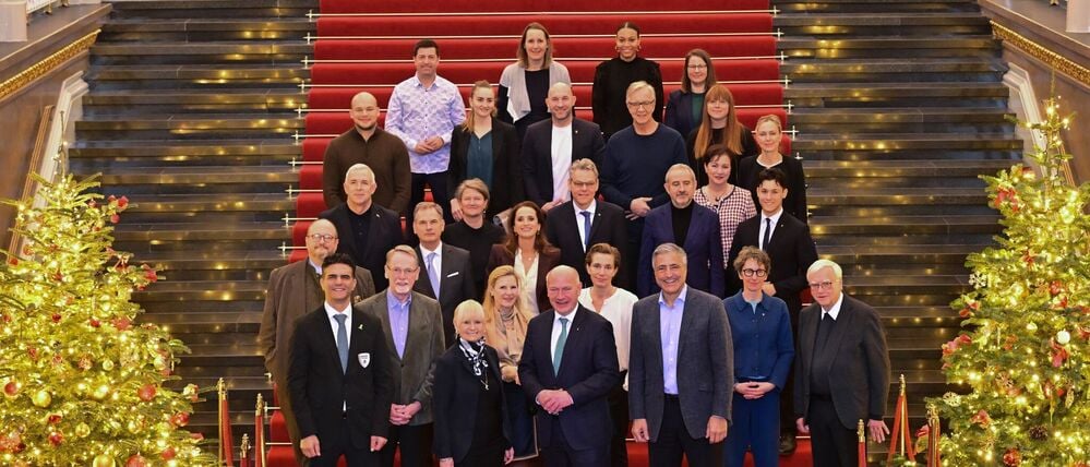 Das fast vollständige Kuratorium im Roten Rathaus.