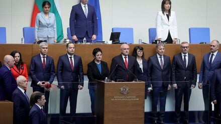 Unter dem Druck von Straßenprotesten ist die Regierung von Bulgariens Ministerpräsident Rossen Scheljaskow zurückgetreten.