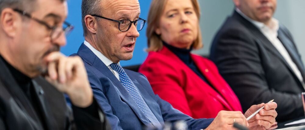 Die Koalitionsspitzen präsentieren nach nächtlichen Beratungen Ergebnisse.