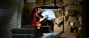 Eine Arbeiterin verlädt in der DHL-Zustellbasis Charlottenburg Pakete. 