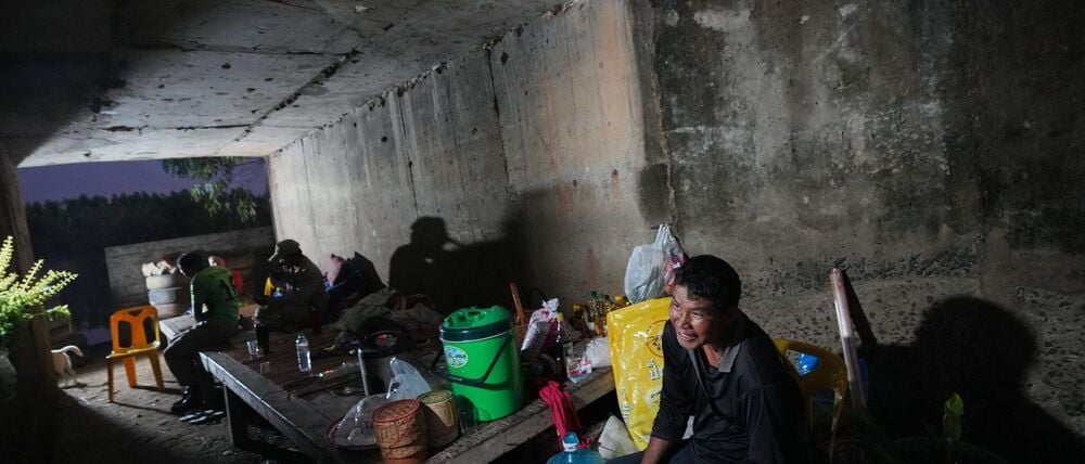 Thailändische Einwohner suchen Schutz vor Kämpfen an der Grenze zu Kambodscha in einem Schutzraum. (Foto aktuell)