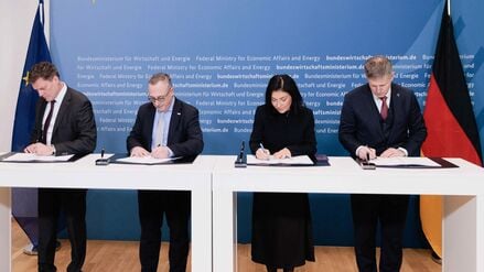 Ministerin Reiche und Leag-Vertreter unterzeichnen die öffentlich-rechtlichen Verträge zum vorzeitigen Ausstieg aus der Braunkohleverstromung.