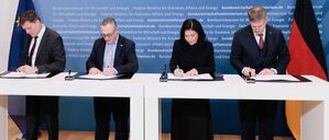 Ministerin Reiche und Leag-Vertreter unterzeichnen die öffentlich-rechtlichen Verträge zum vorzeitigen Ausstieg aus der Braunkohleverstromung.