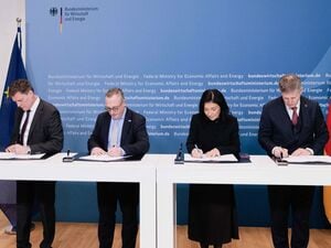 Ministerin Reiche und Leag-Vertreter unterzeichnen die öffentlich-rechtlichen Verträge zum vorzeitigen Ausstieg aus der Braunkohleverstromung.