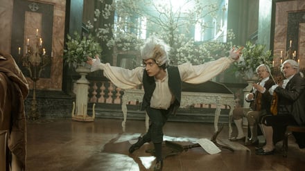 Szene aus der TV-Serie „Mozart/Mozart“ mit Eren M. Güvercin als Wolfgang Amadeus.