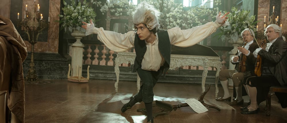 Szene aus der TV-Serie „Mozart/Mozart“ mit Eren M. Güvercin als Wolfgang Amadeus.