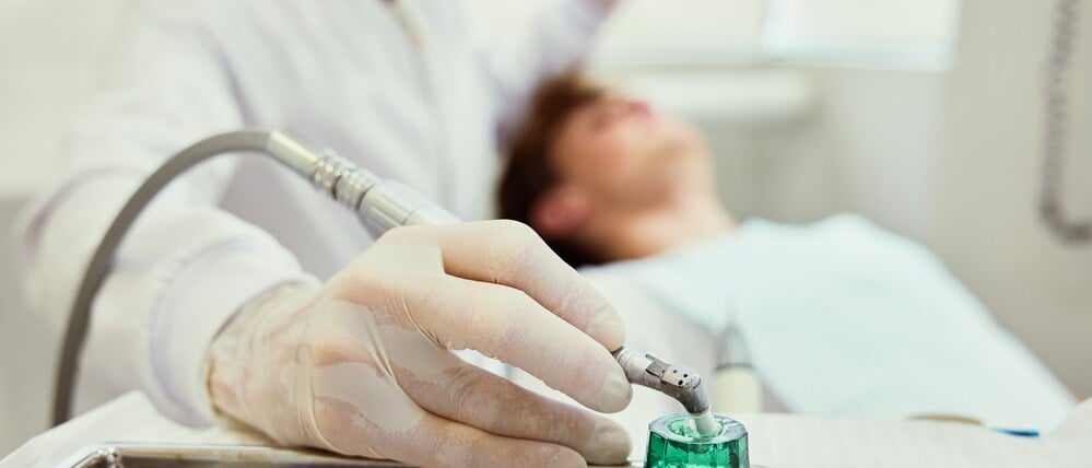 Ein Patient beim Zahnarzt.