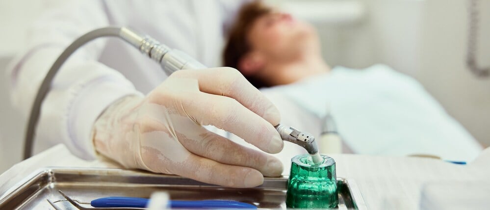 Ein Zahnarzt schaut sich die Zähne seiner Patienten an.