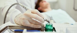 Ein Patient beim Zahnarzt.