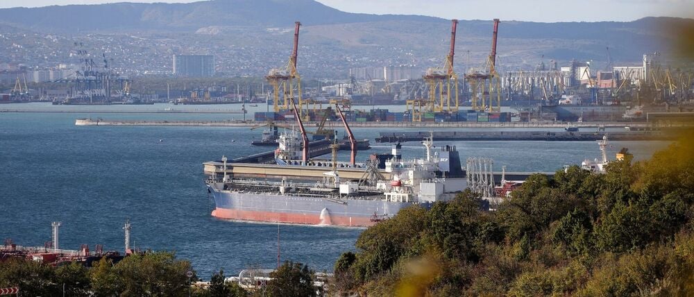 Ein Öltanker liegt im Hafen von Noworossijsk.