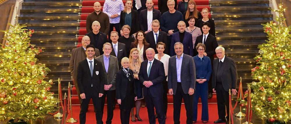 Iris Spranger (SPD, erste Reihe l-r), Berliner Senatorin für Inneres und Sport, Kai Wegner (CDU), Regierender Bürgermeister von Berlin, und Kaweh Niroomand, Olympia-Beauftragter des Landes Berlin, wollen mit einem Kuratorium die Berliner Olympiabewerbung ankurbeln.