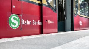Eine S-Bahn steht mit geöffneten Türen im Berliner Ostbahnhof. (Archivbild)