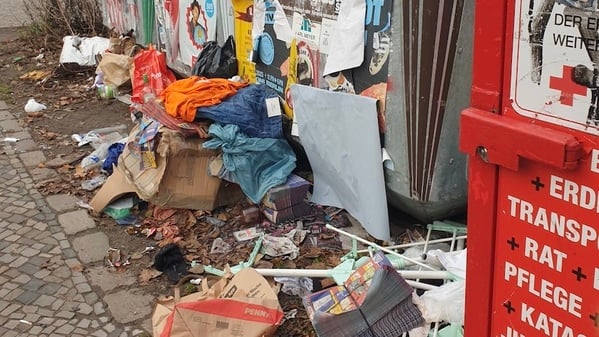 Müll an Glascontainer im Berliner Bezirk Charlottenburg-Wilmersdorf.