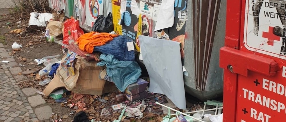 Müll an Glascontainer im Berliner Bezirk Charlottenburg-Wilmersdorf.