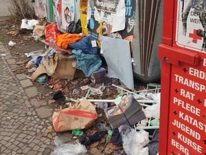Müll an Glascontainer im Berliner Bezirk Charlottenburg-Wilmersdorf.