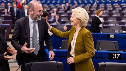 EU-Kommissionspräsidentin Ursula von der Leyen (CDU) und der Fraktionschef der Europäischen Volkspartei, Manfred Weber.