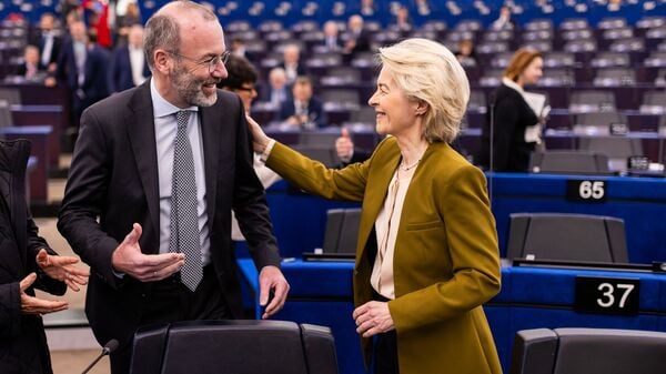 EU-Kommissionspräsidentin Ursula von der Leyen (CDU) und der Fraktionschef der  Europäischen Volkspartei, Manfred Weber.