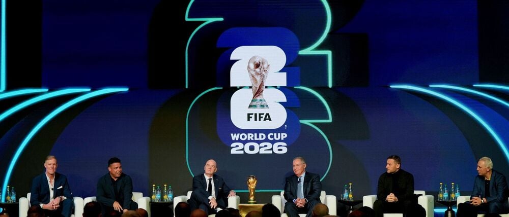Im Kreise von Fußball-Legenden wie Ronaldo (Zweiter von links) präsentierte FIFA-Chef Infantino (Dritter von links) den Spielplan. (Archivbild)