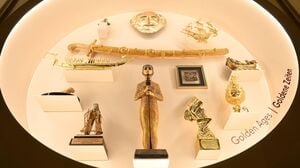 Eine Vitrine der Ausstellung enthält Goldgeschenke.