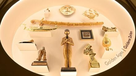 Eine Vitrine der Ausstellung enthält Goldgeschenke.
