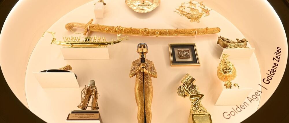 Eine Vitrine der Ausstellung enthält Goldgeschenke.